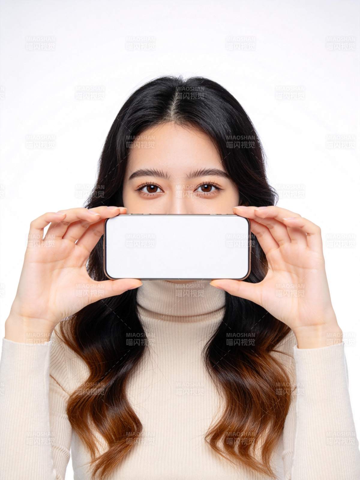 女性双手持白色手机遮挡面部特写图片