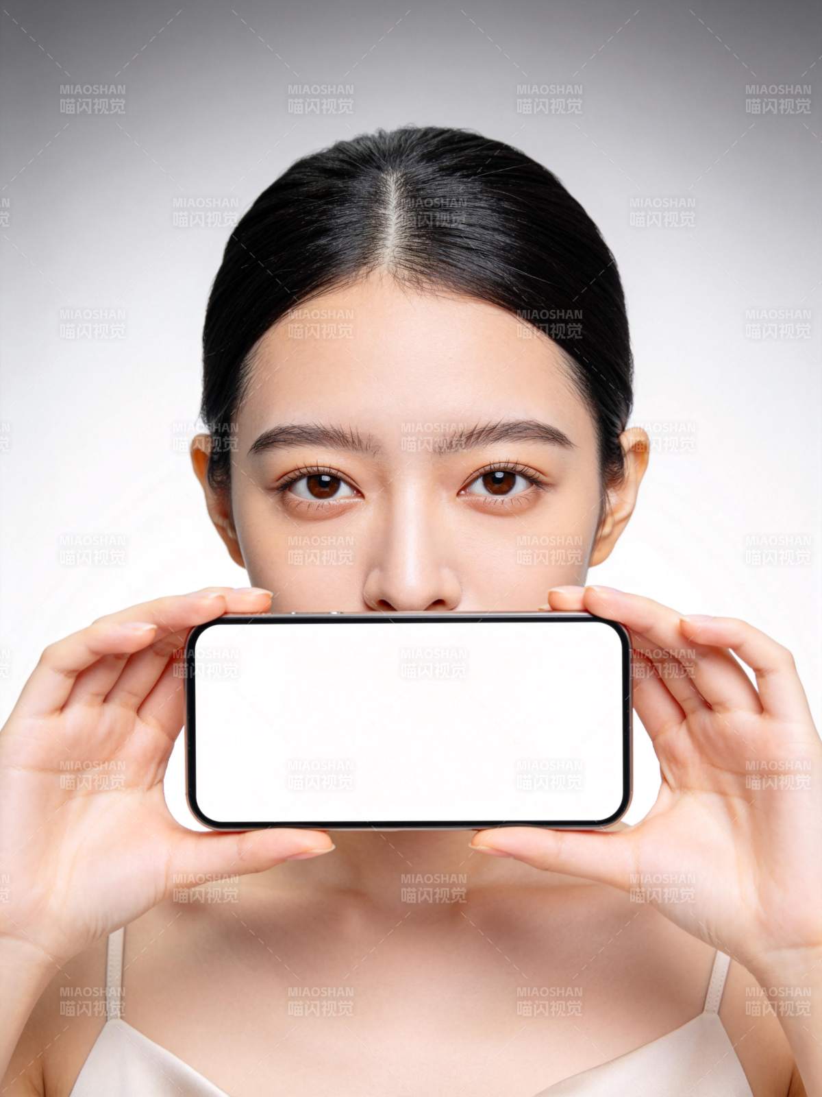 女性双手持空白手机遮挡面部下半部分图片