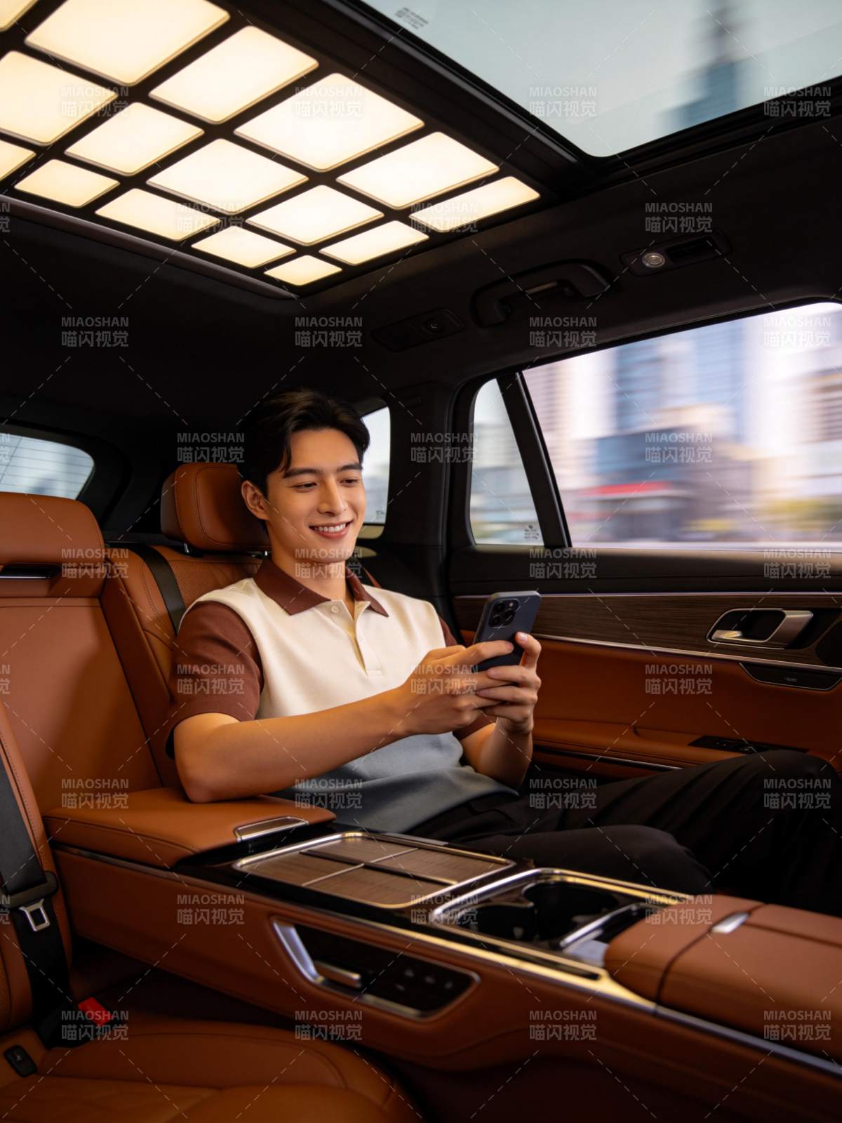 男子车内使用手机享受豪华座舱环境图片