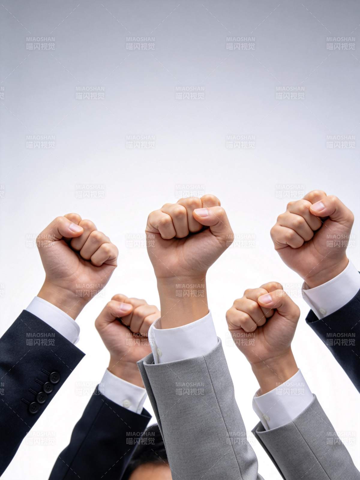 多名商务人士举拳示意团结协作图片