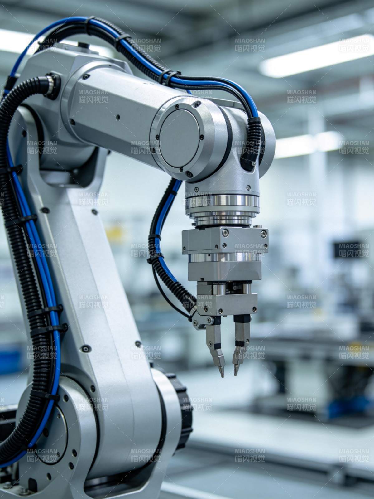 工业机械臂在工厂车间中待命作业图片