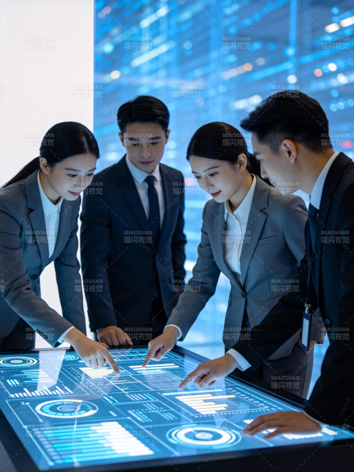 四名职场人员围站操作透明触控屏图片