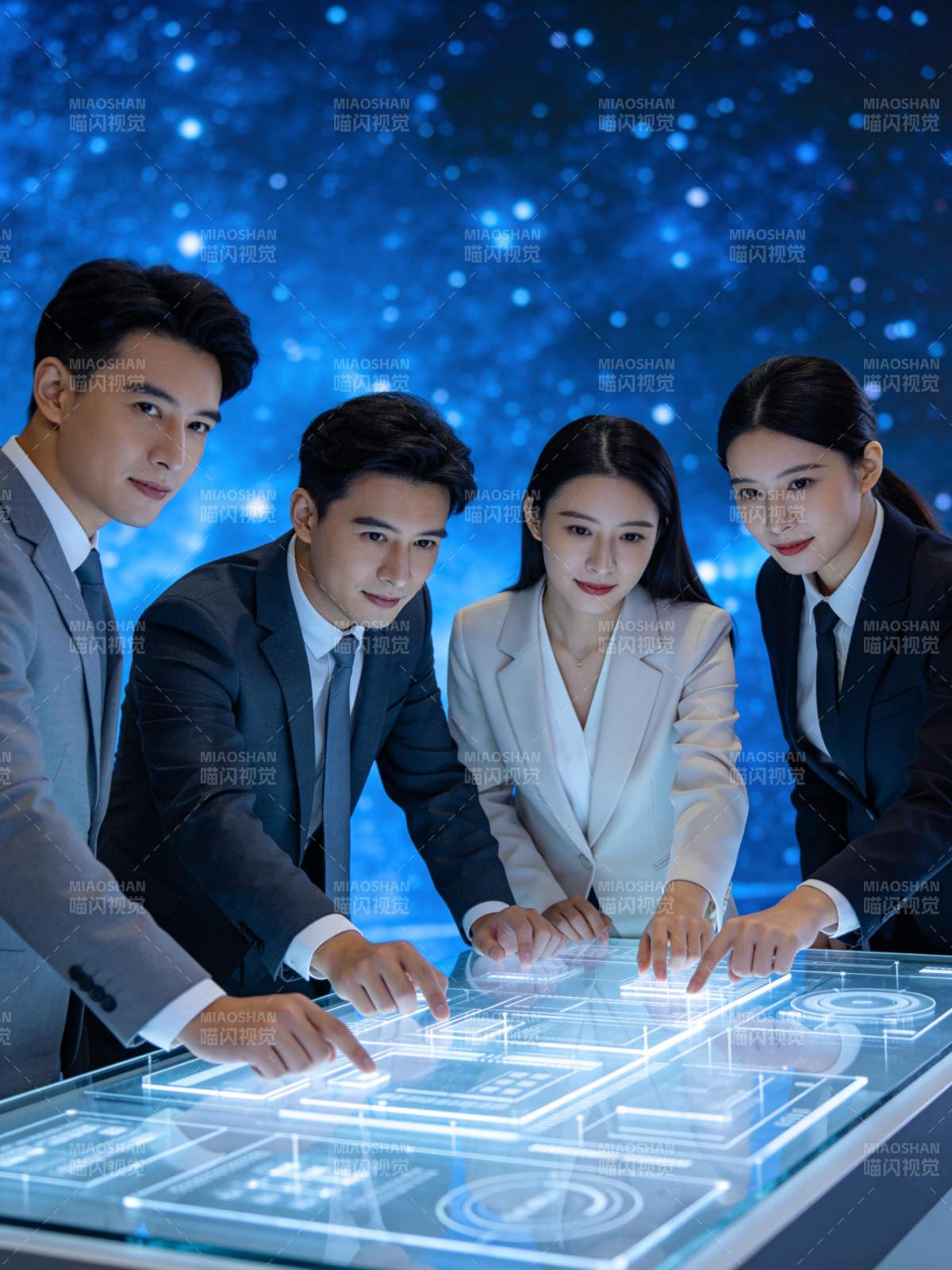 四位商务人士围绕全息投影交互操作图片
