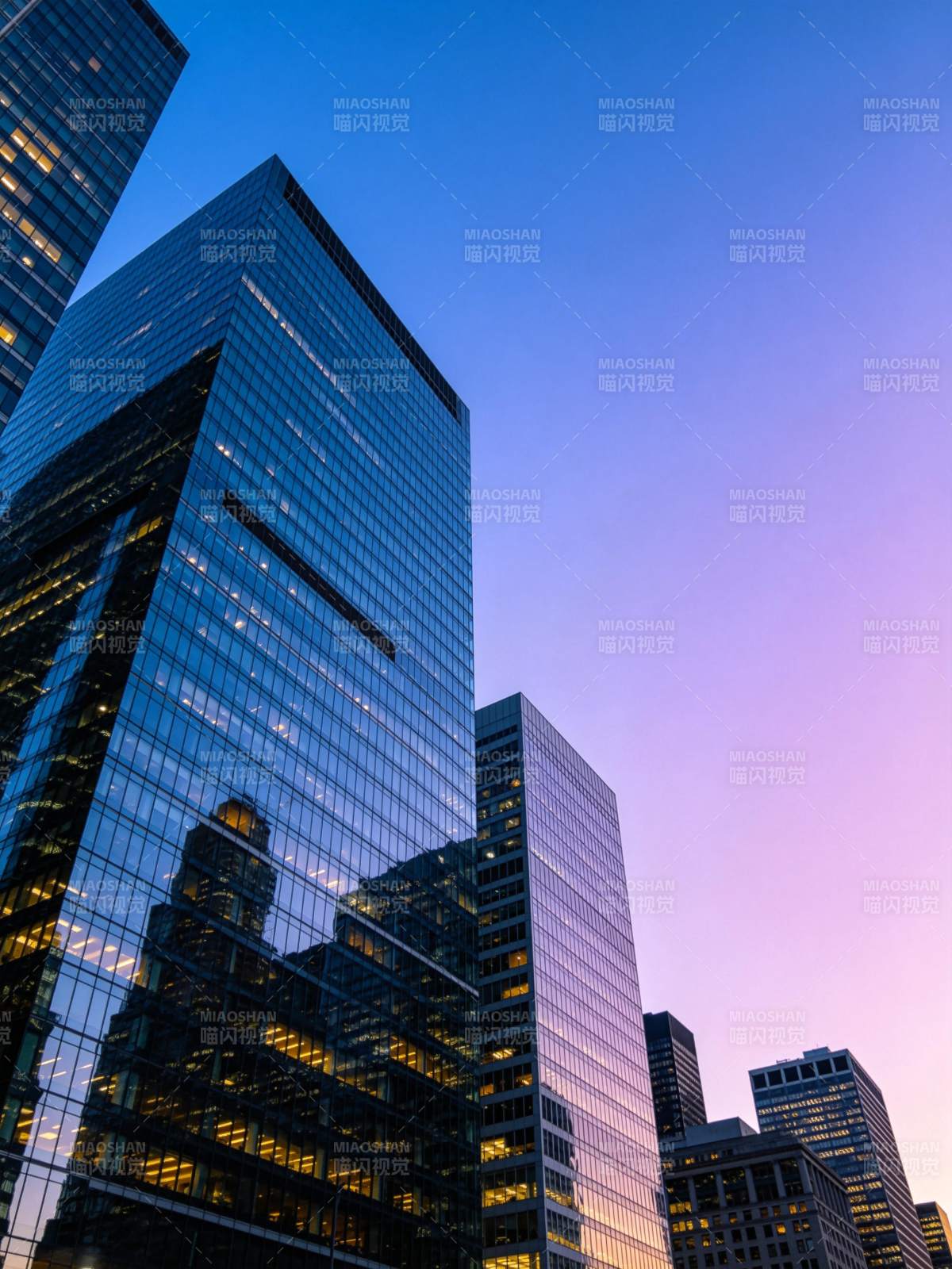 城市高楼群在黄昏时分的玻璃幕墙反射景象图片