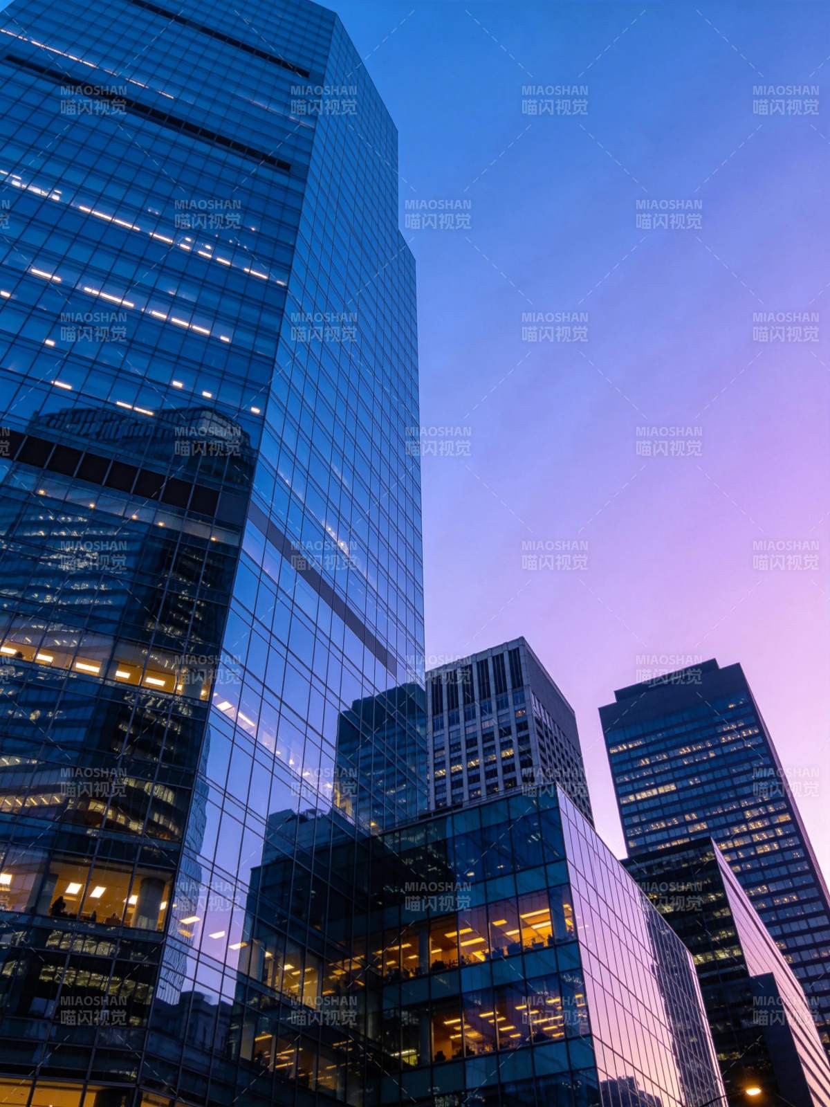 黄昏时分玻璃幕墙摩天大楼群仰拍景象图片