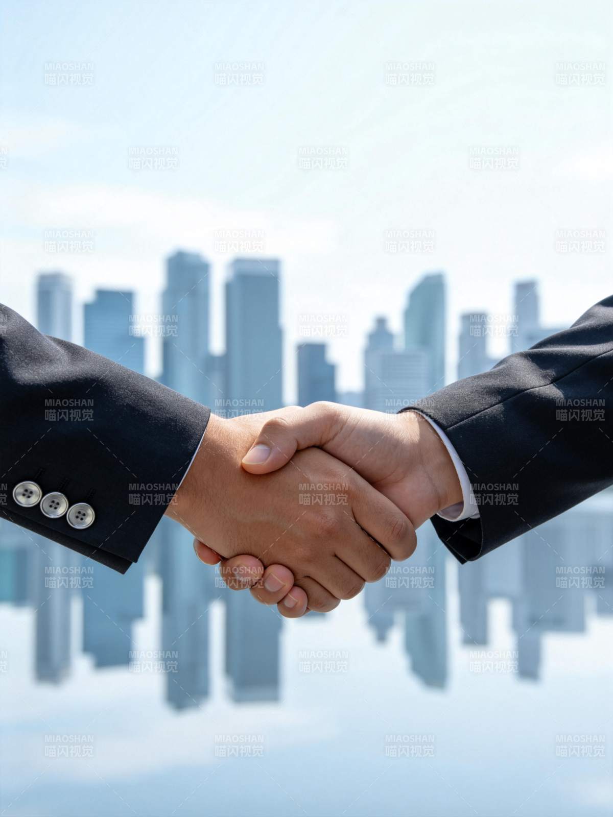 两位商务人士在城市背景前握手合作图片