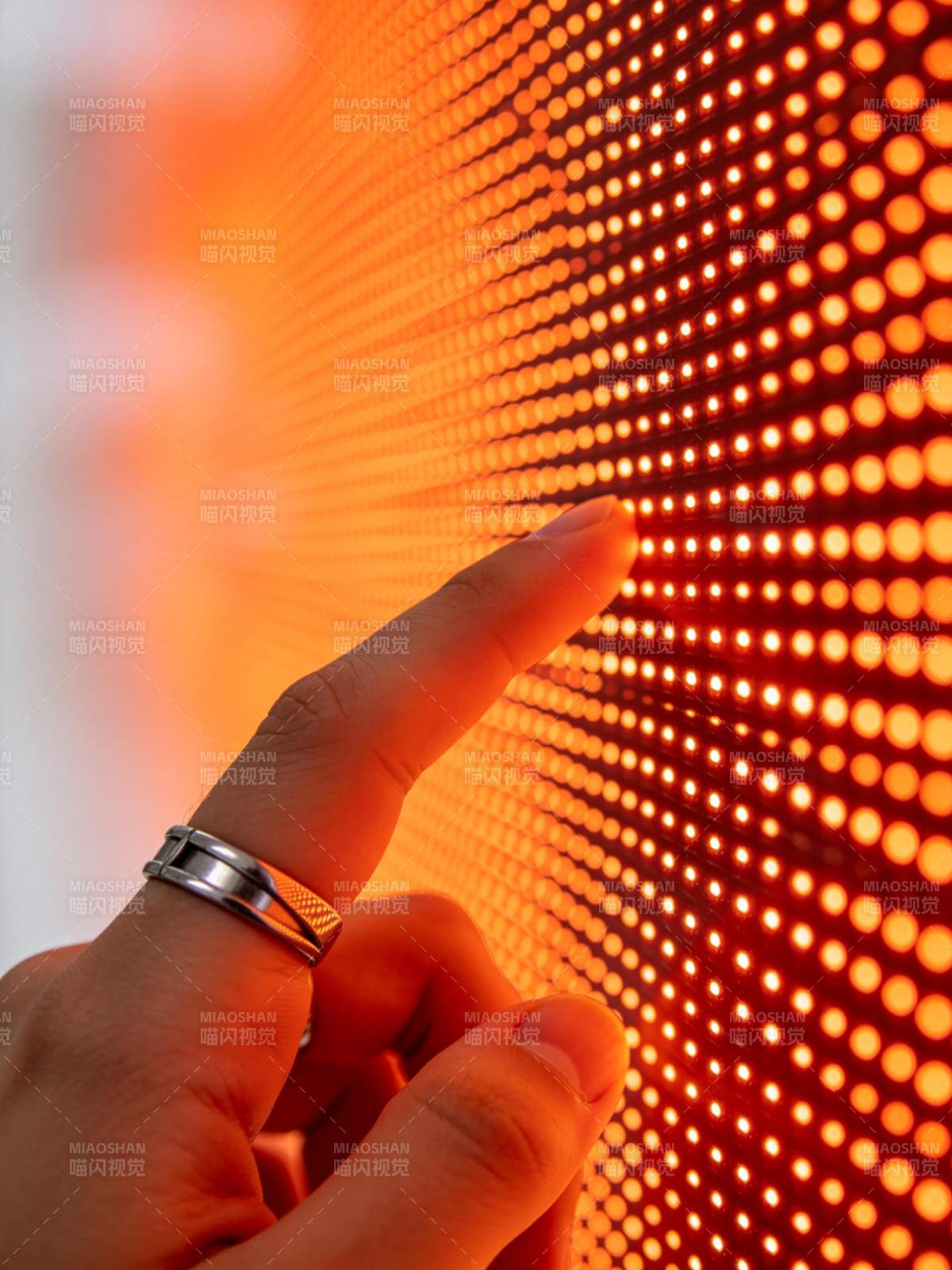 手指触碰发光点阵屏幕特写图片