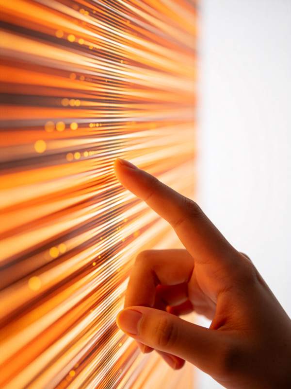 手指触碰发光条纹背景的特写画面图片