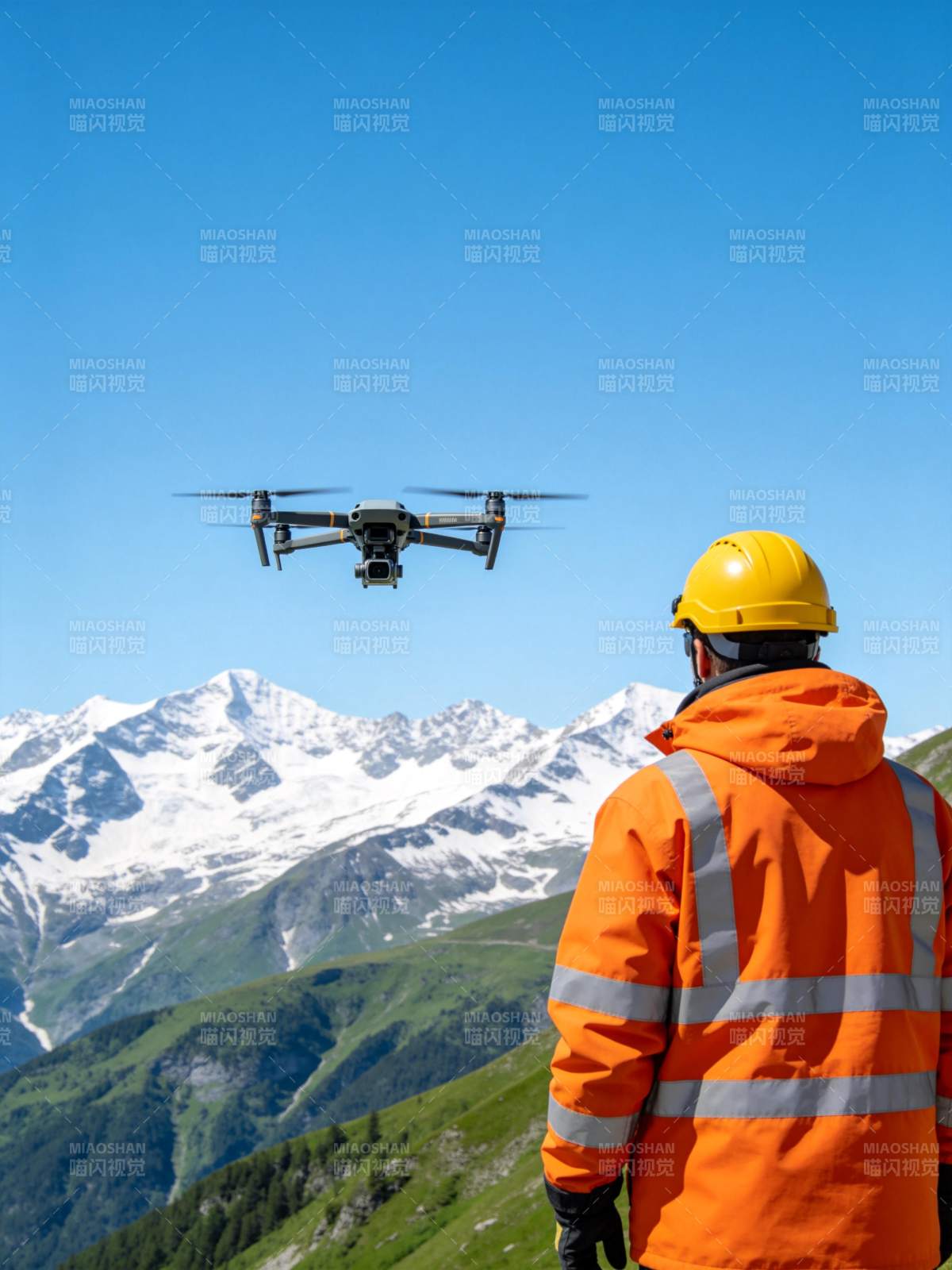 穿橙色工装人员操控无人机于雪山前飞行图片
