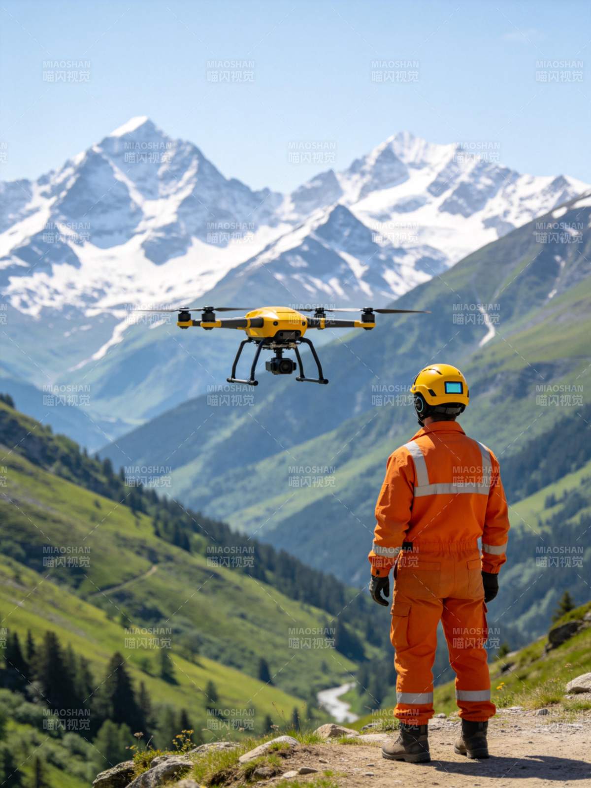 橙衣人员操控黄色无人机巡检雪山山谷图片