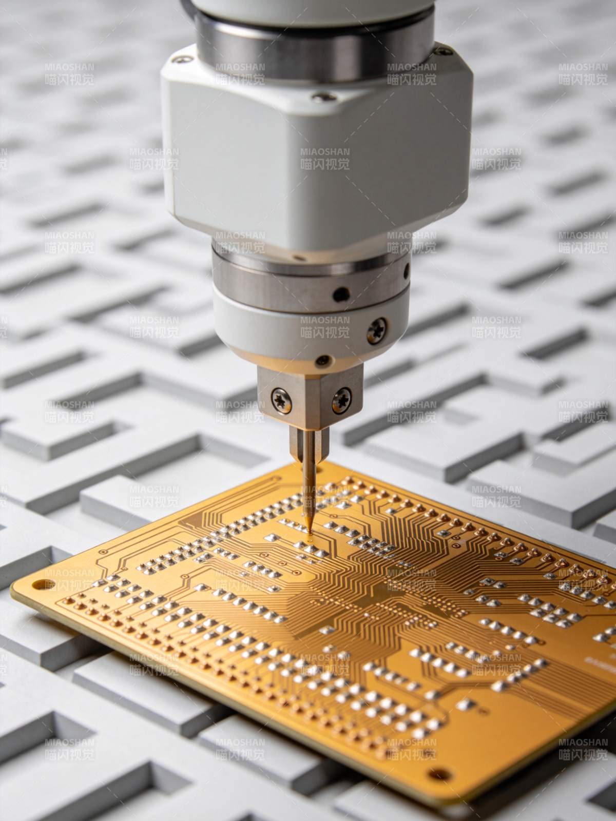 机械臂精准钻孔电路板制造过程图片