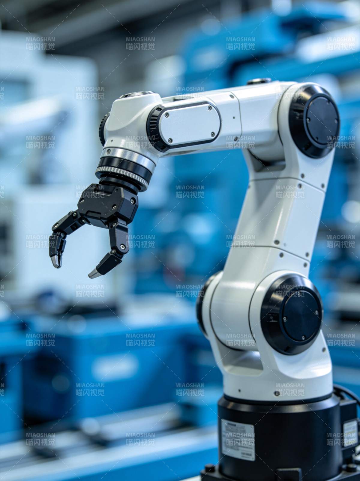 白色工业机械臂在工厂环境中待命作业图片