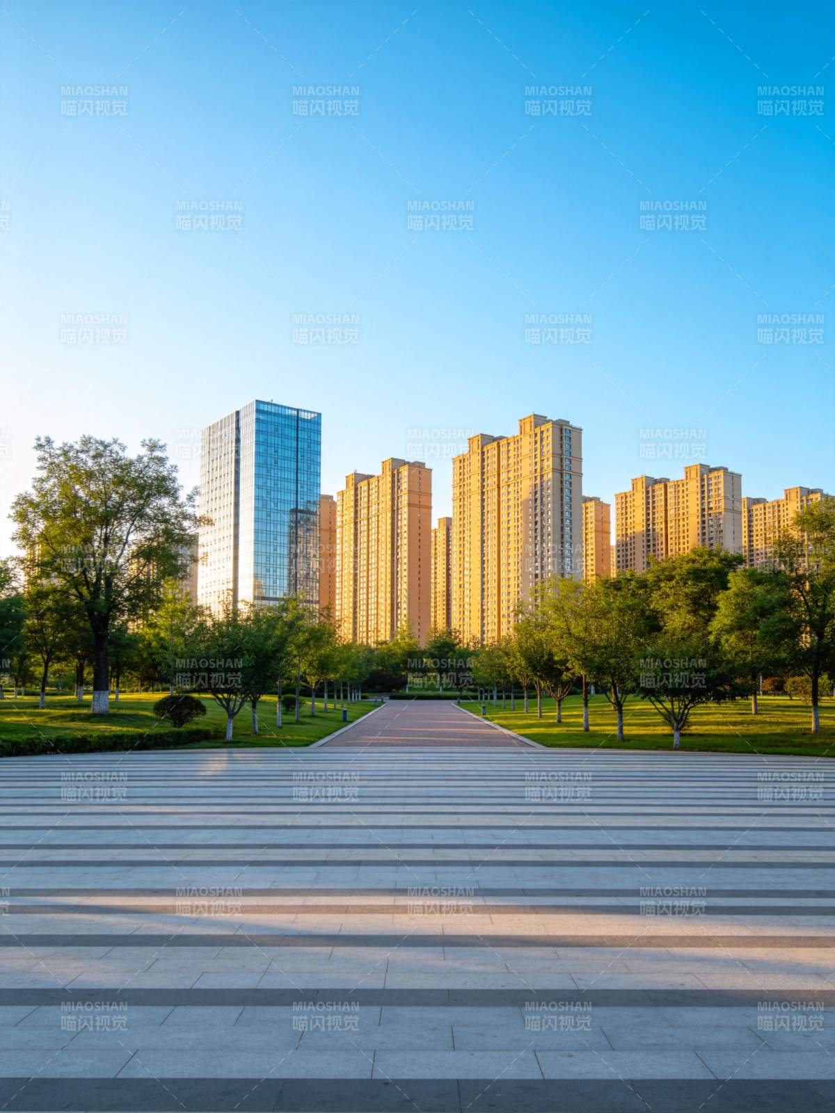 城市公园步道与高层住宅楼群景观图片