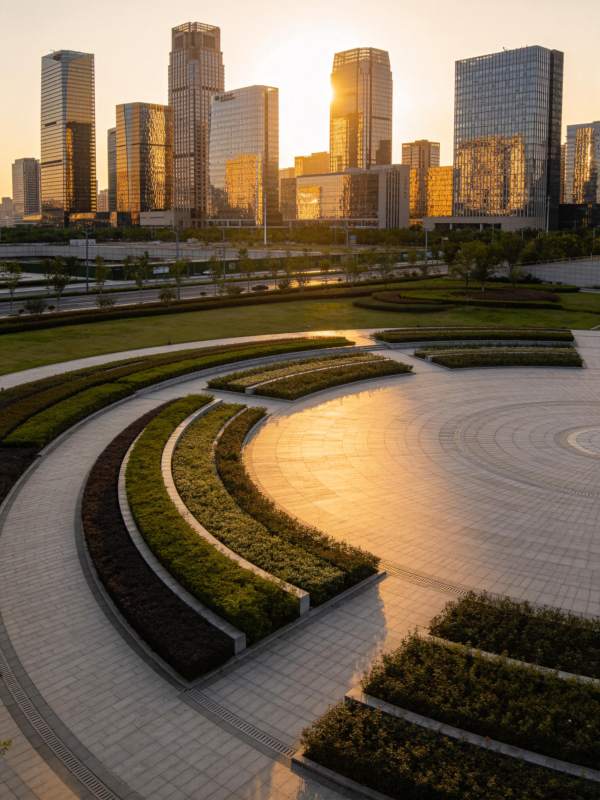 城市广场日落时分高楼林立景观图片