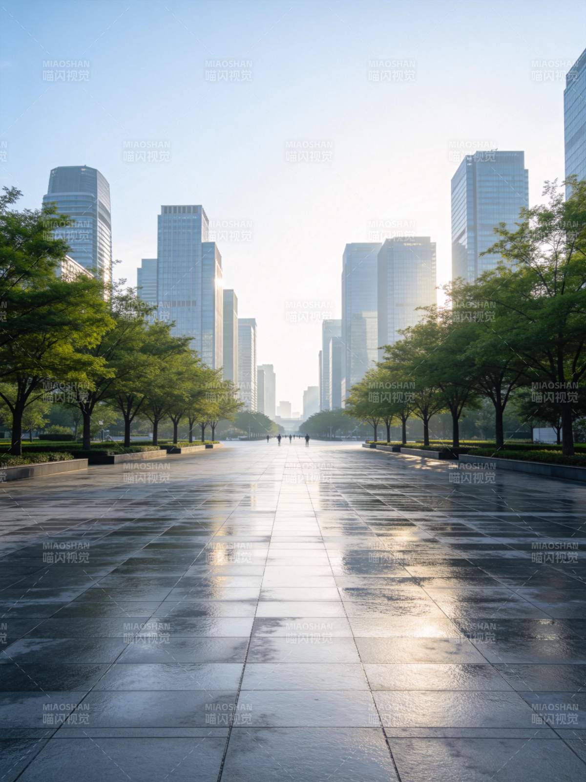 清晨城市广场湿漉地面与高楼林立景象图片