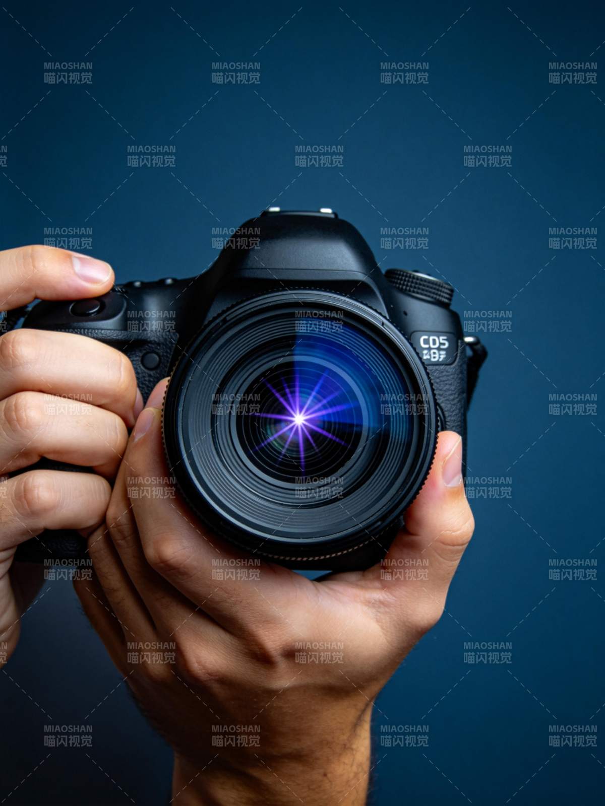 双手持单反相机特写镜头光斑效果图片
