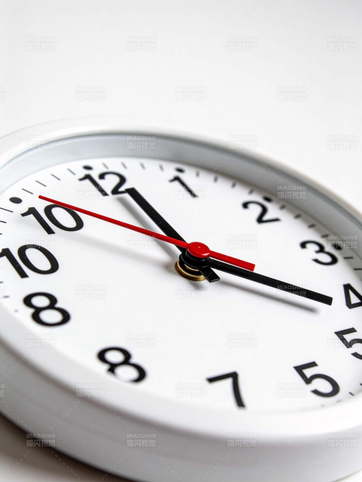 白色圆形挂钟特写显示时间十点十分图片