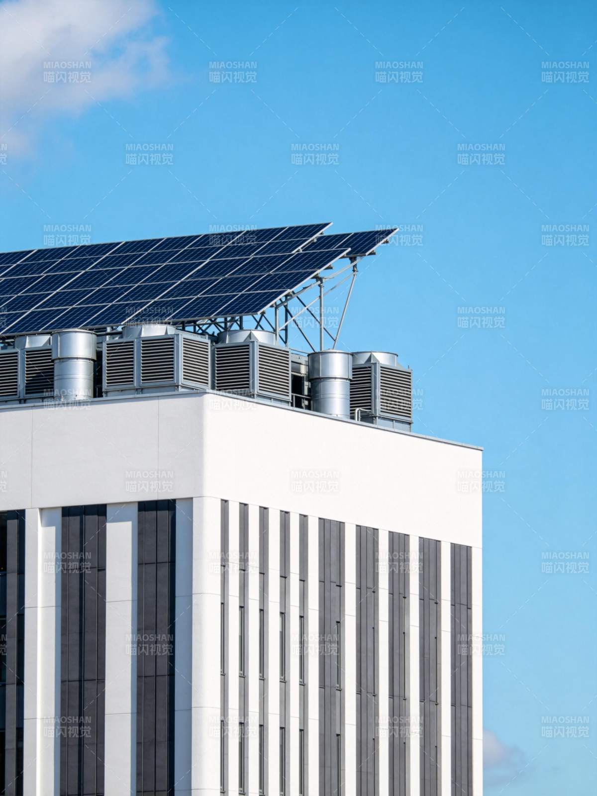 白色建筑屋顶安装太阳能板与通风设备图片