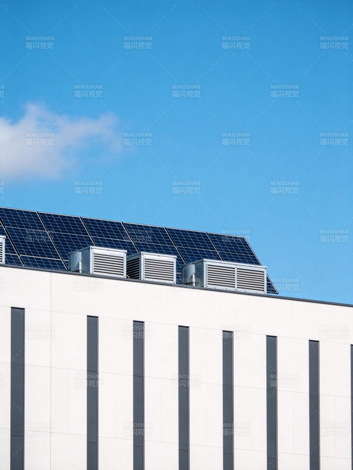 白色建筑屋顶安装太阳能板与通风设备图片