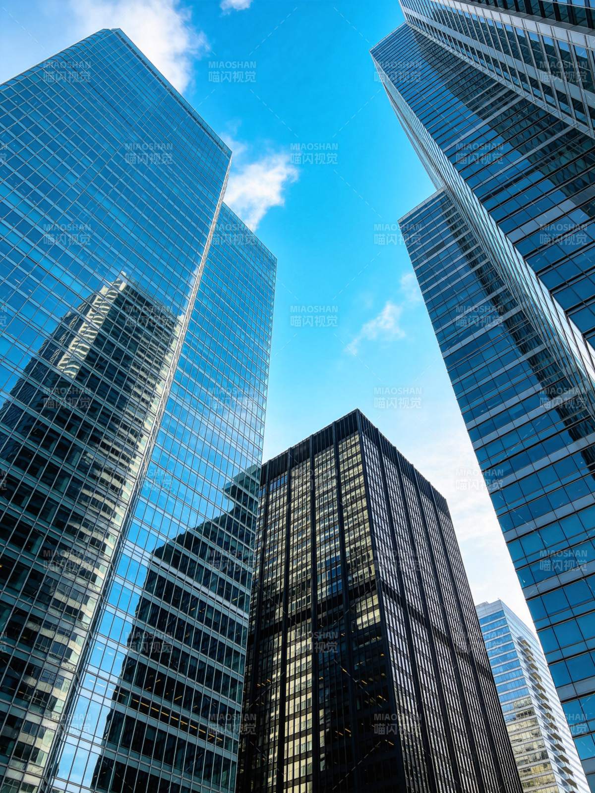 玻璃幕墙摩天大楼仰视视角城市天际线图片