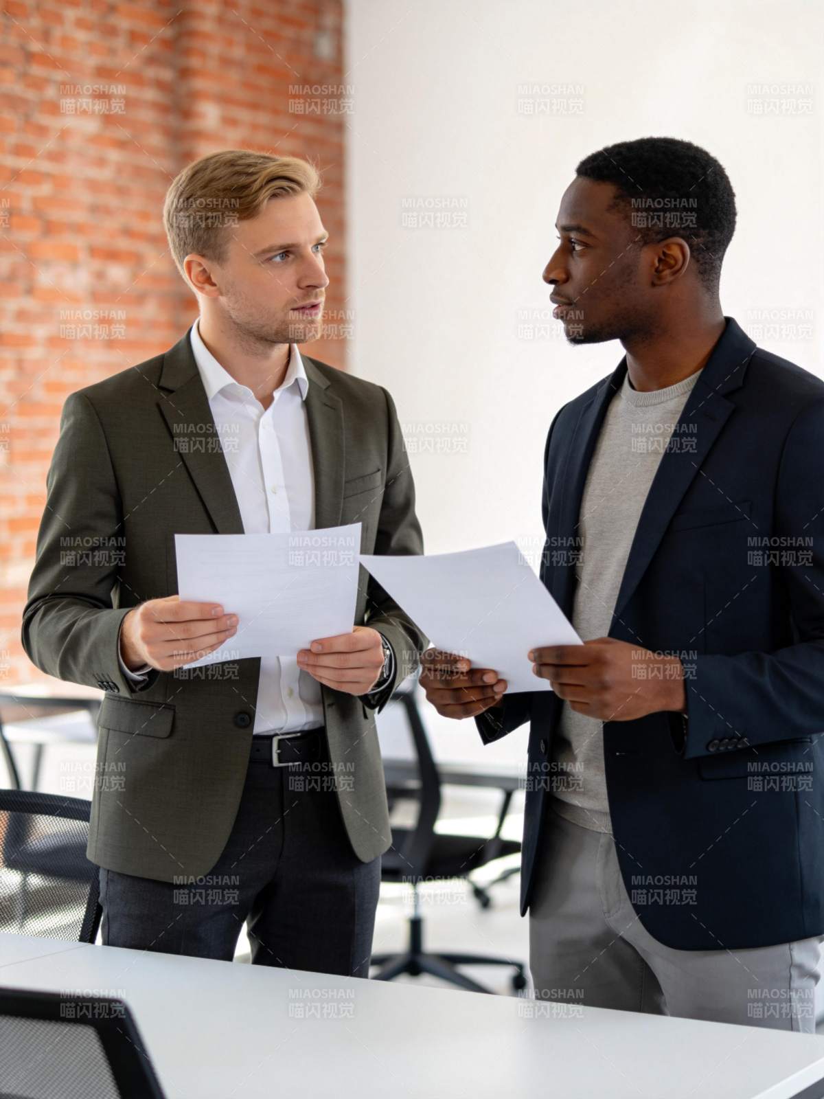 两位商务男士手持文件进行工作讨论图片