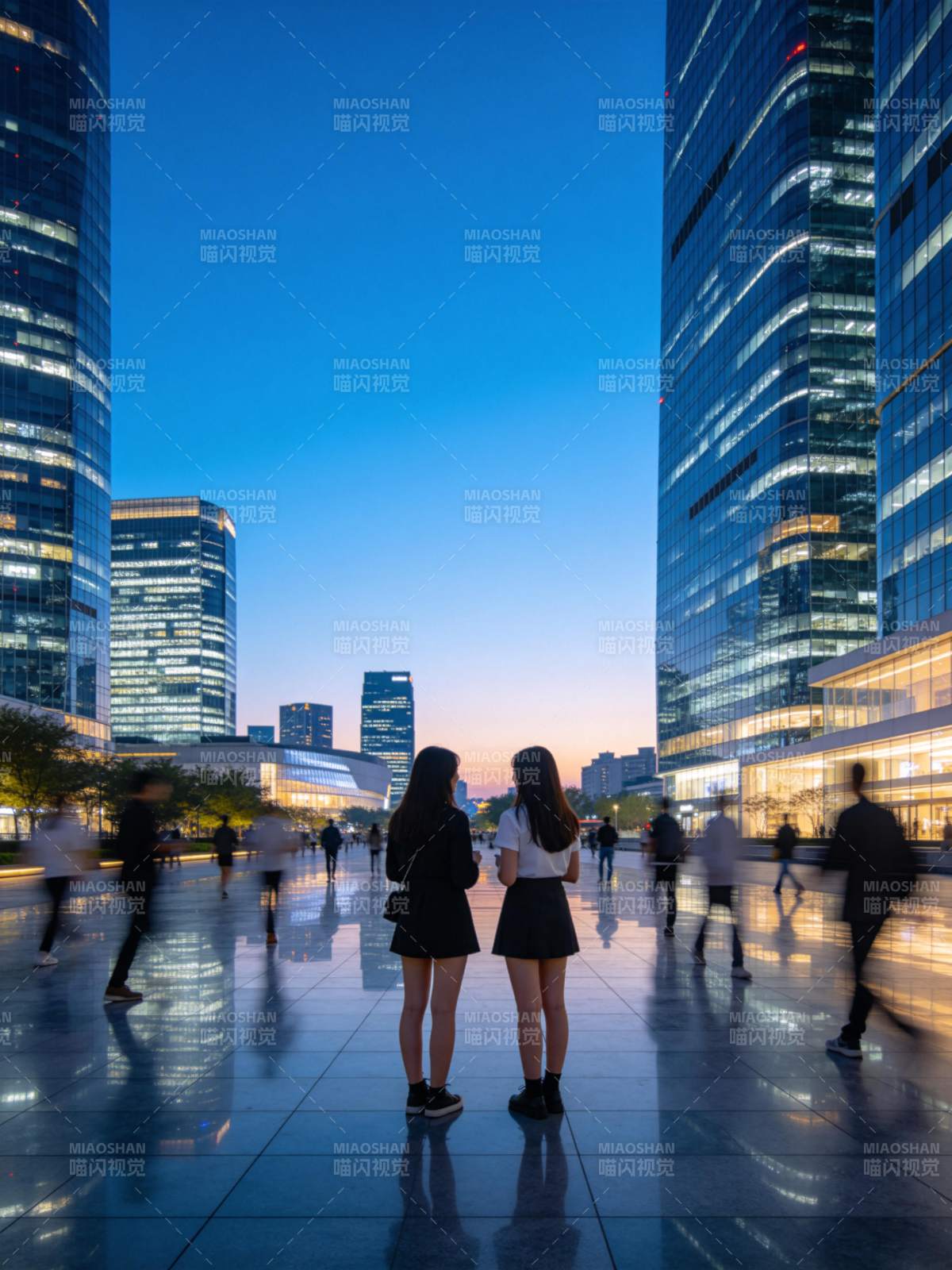 两位女性背影伫立城市高楼广场黄昏时分图片