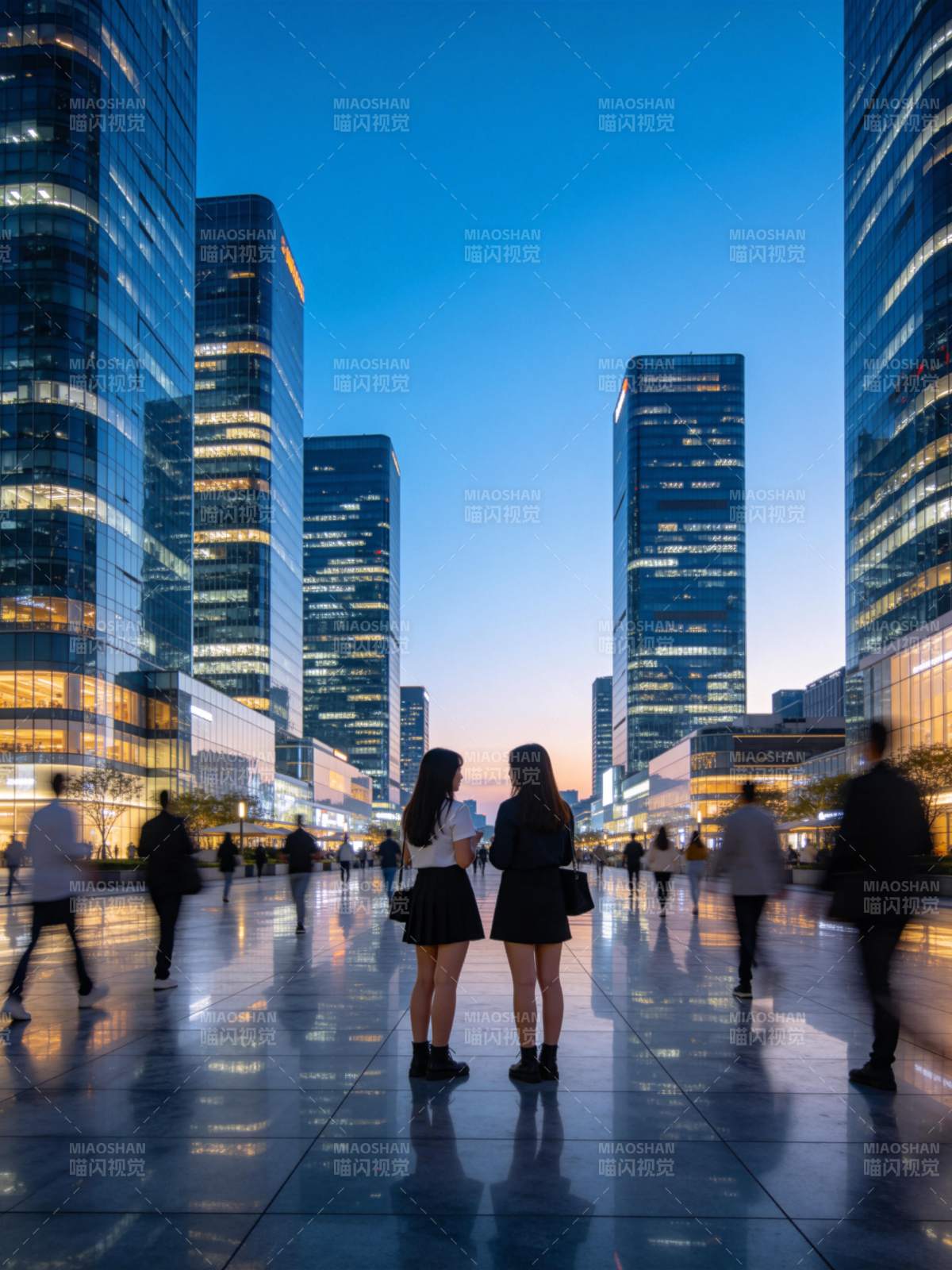 两位女生背对镜头站在城市高楼广场图片