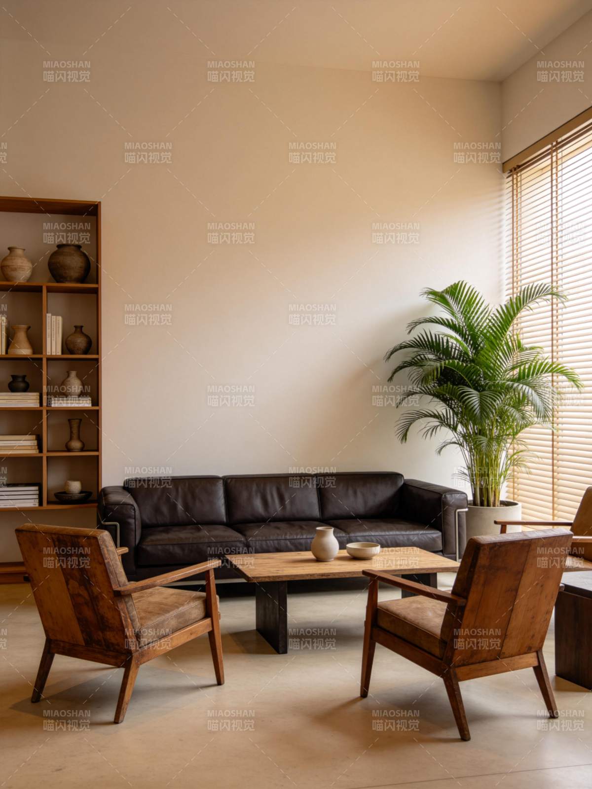 现代简约风格客厅布置含皮沙发木椅与绿植图片