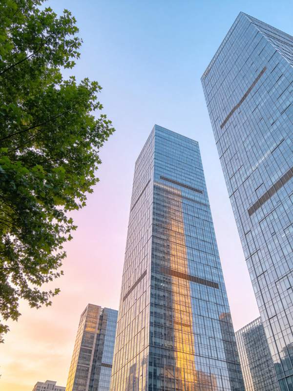 玻璃幕墙高楼林立城市天际线黄昏景象图片