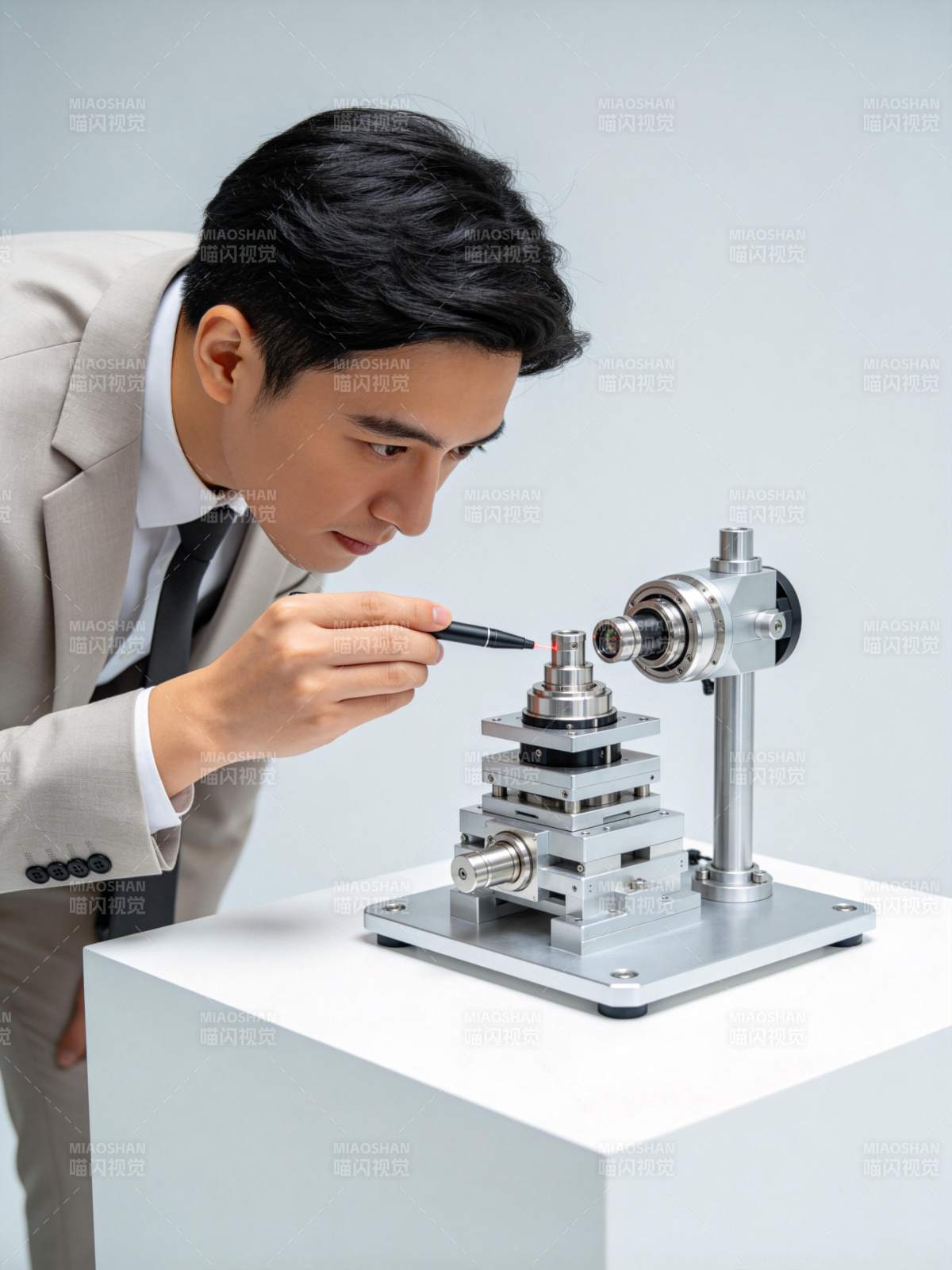 男子用笔尖触碰精密光学仪器进行调试图片