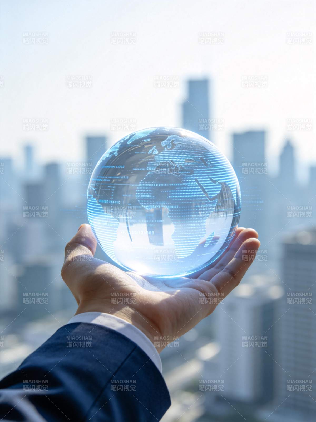 手托蓝色全息地球模型城市背景图片