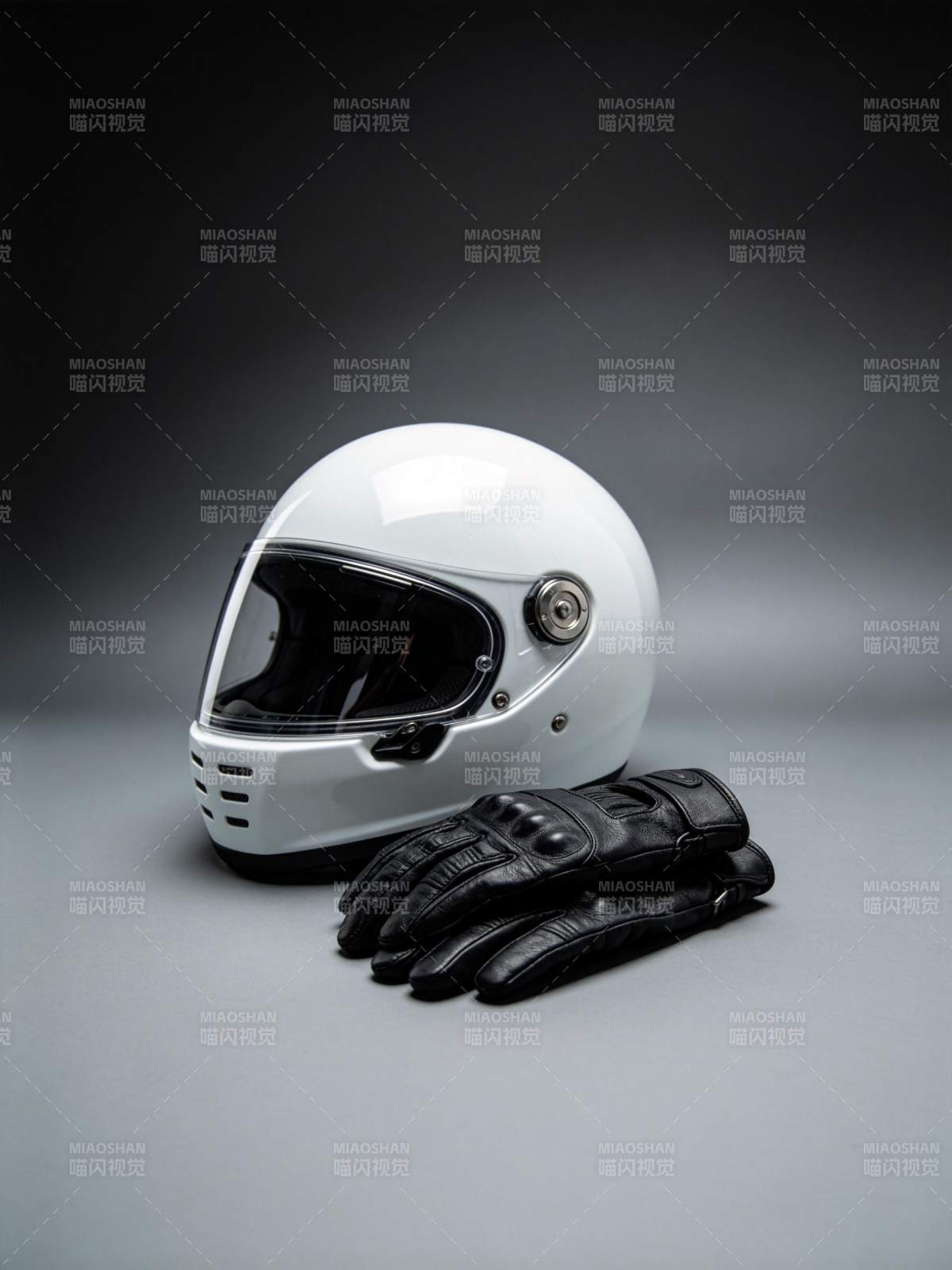 白色摩托车头盔与黑色皮手套静物组合图片