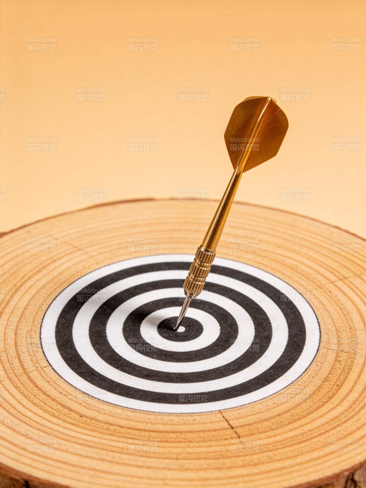 金色飞镖精准命中木质靶心中心点图片