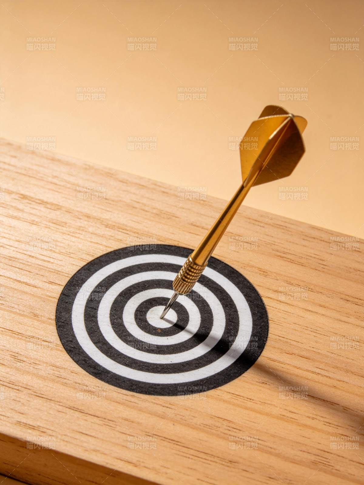 金色飞镖精准命中靶心圆形标靶图片