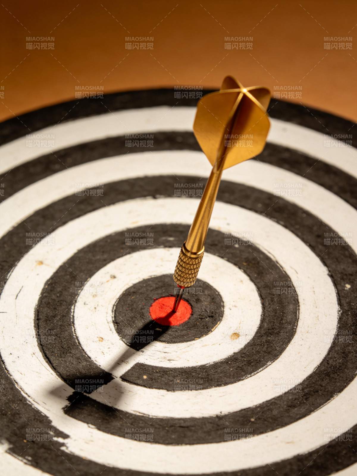 金色飞镖精准命中靶心红点图片