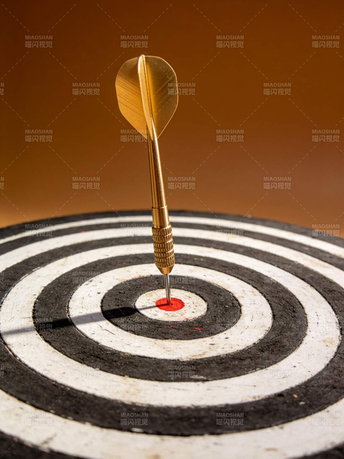 金色飞镖精准命中靶心红点特写图片