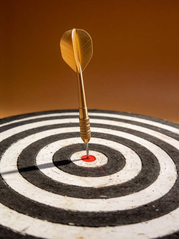 金色飞镖精准命中靶心红点特写图片