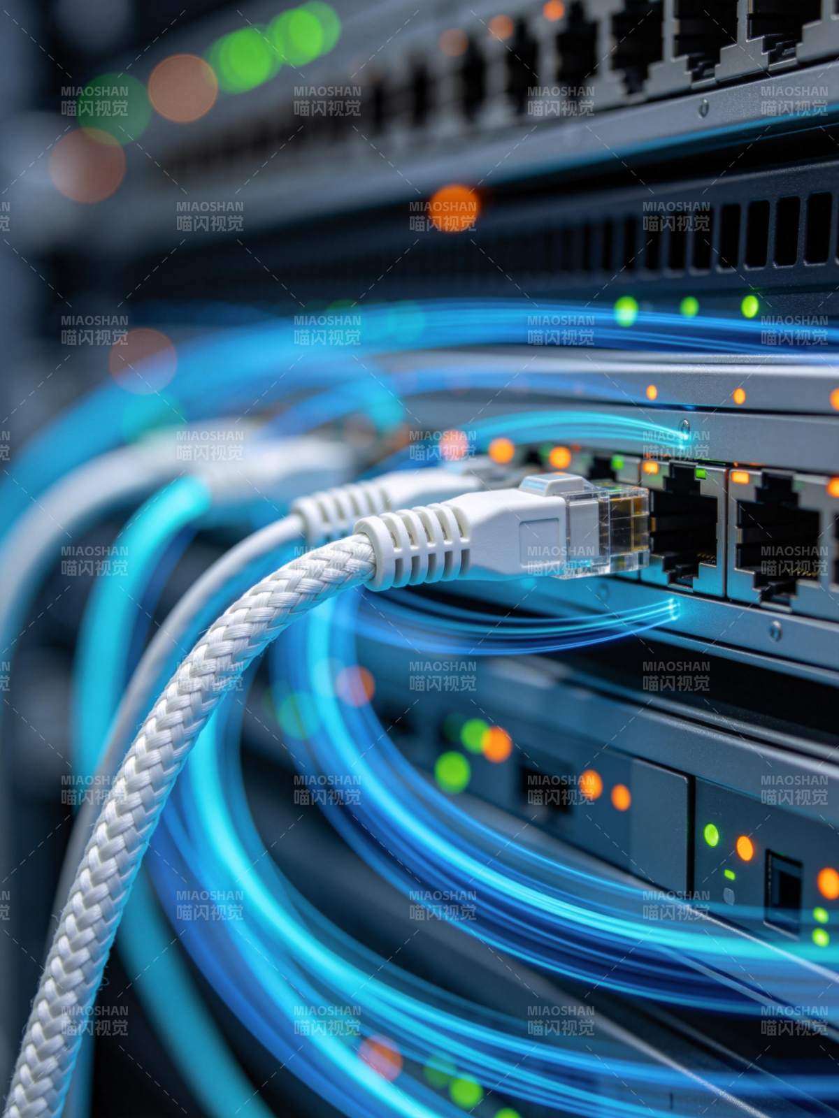 网络交换机连接多根网线与指示灯闪烁图片