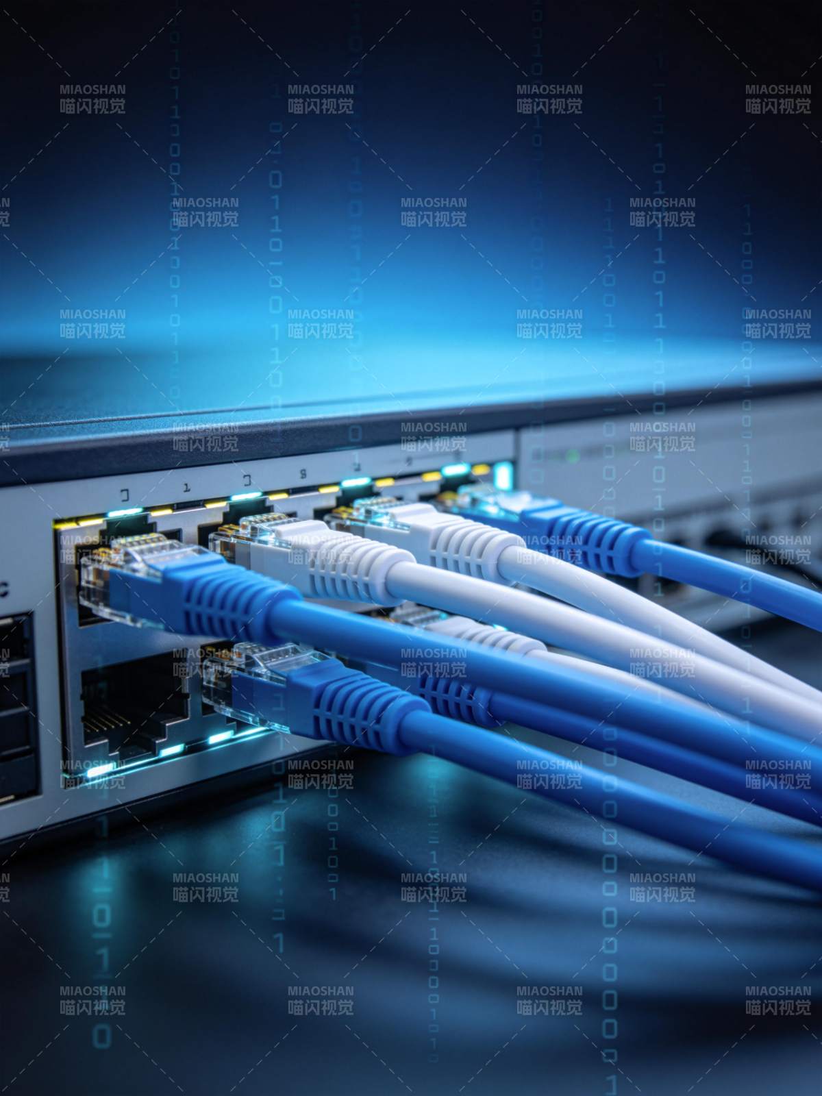 网络交换机连接多根网线传输数据图片