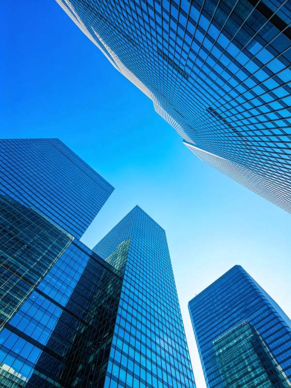 仰视视角下的现代玻璃幕墙摩天大楼群图片
