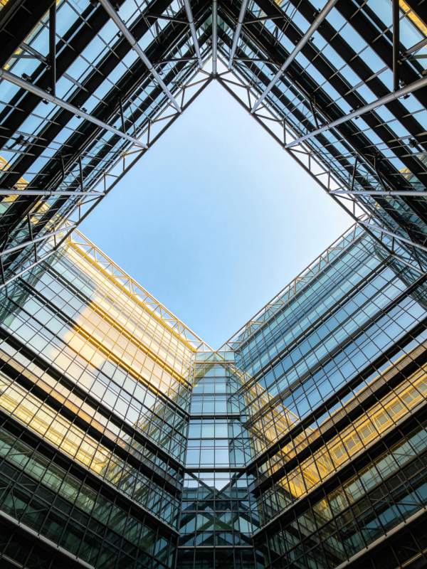 现代玻璃幕墙建筑天井仰视结构图片