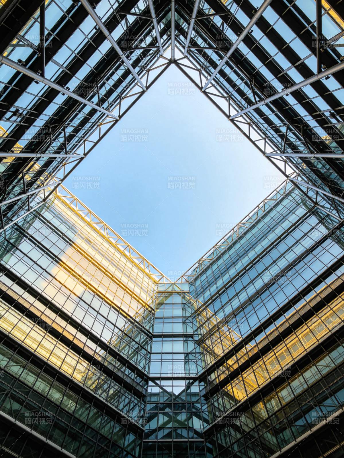 现代玻璃幕墙建筑天井仰视结构图片