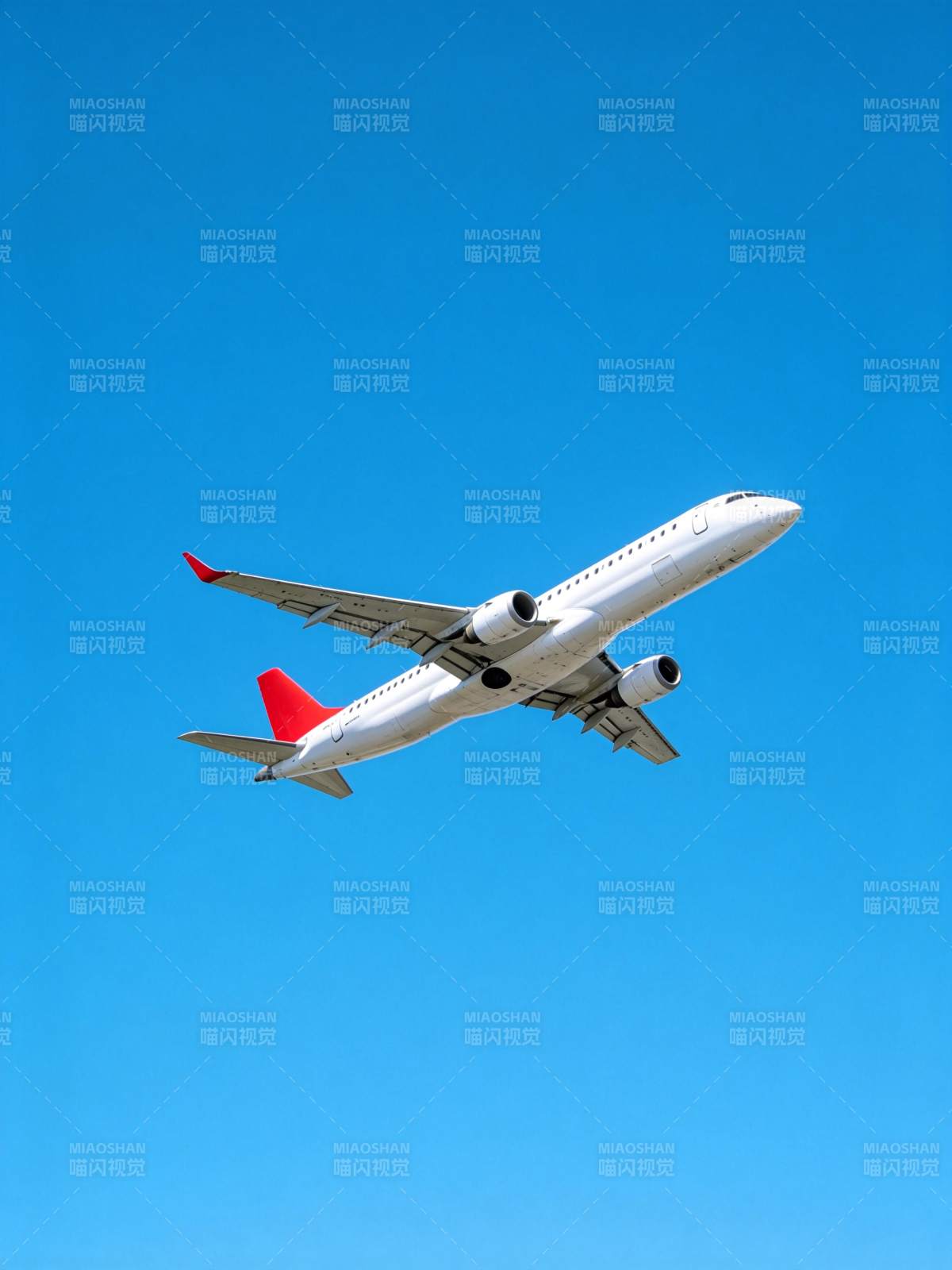 白色客机红尾翼蓝天飞行特写图片