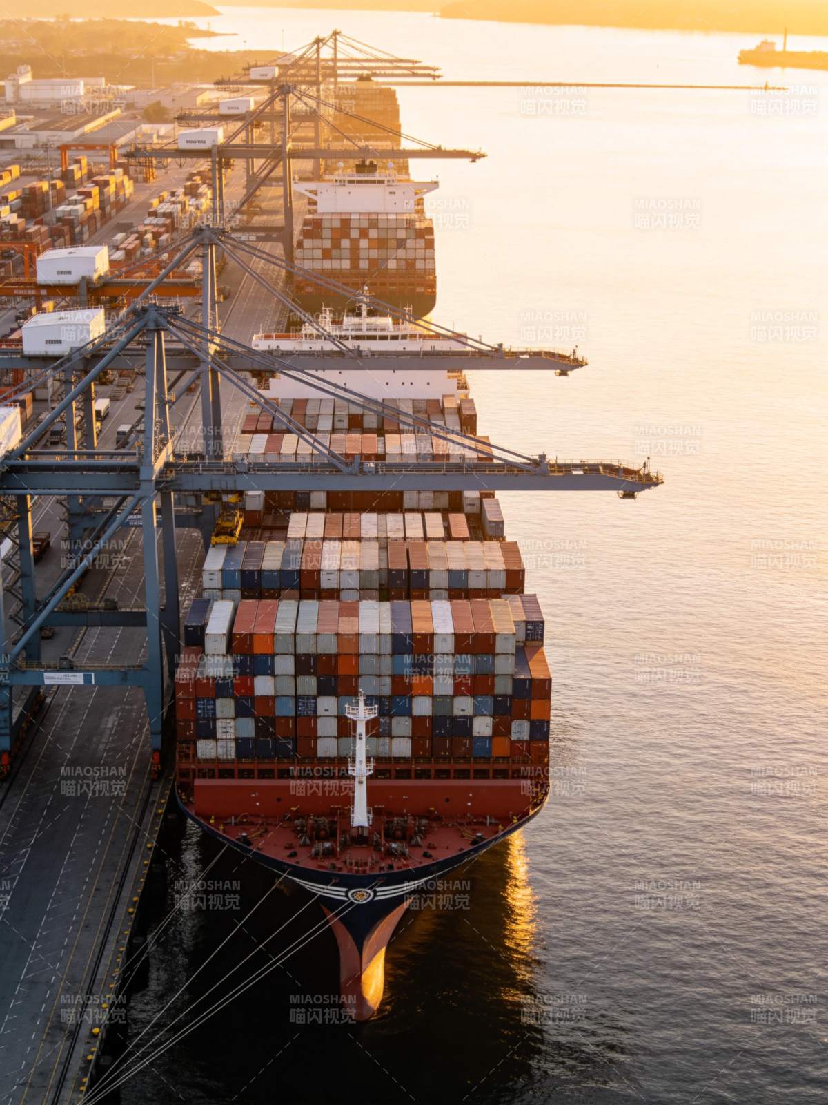 大型集装箱货轮停靠港口装卸作业场景图片