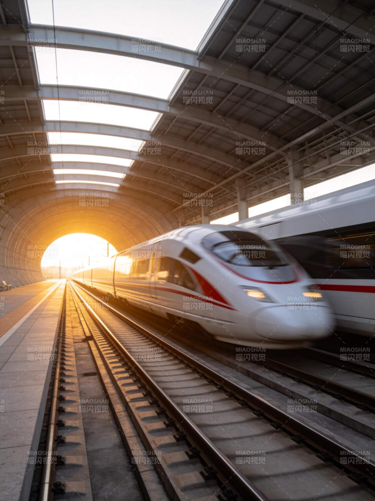 高铁列车驶出隧道站台光影交错图片
