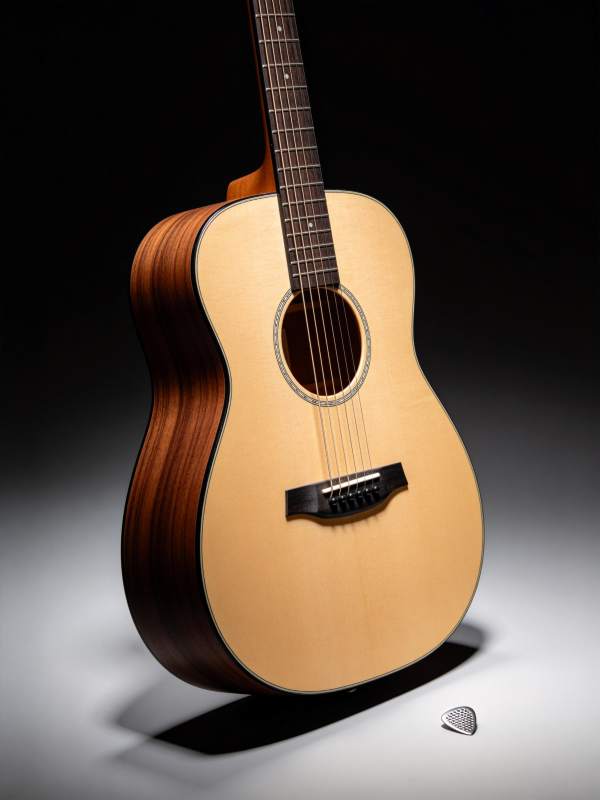 原声吉他与拨片静物特写展示图片