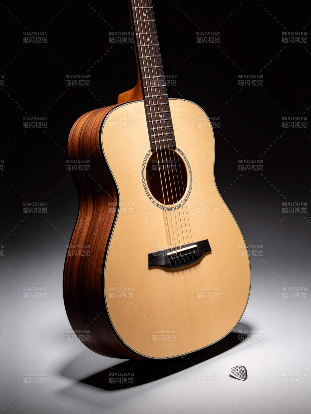 原声吉他与拨片静物特写展示图片