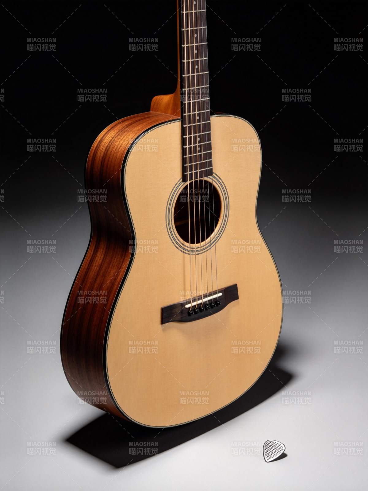 木质原声吉他与拨片静物特写图片