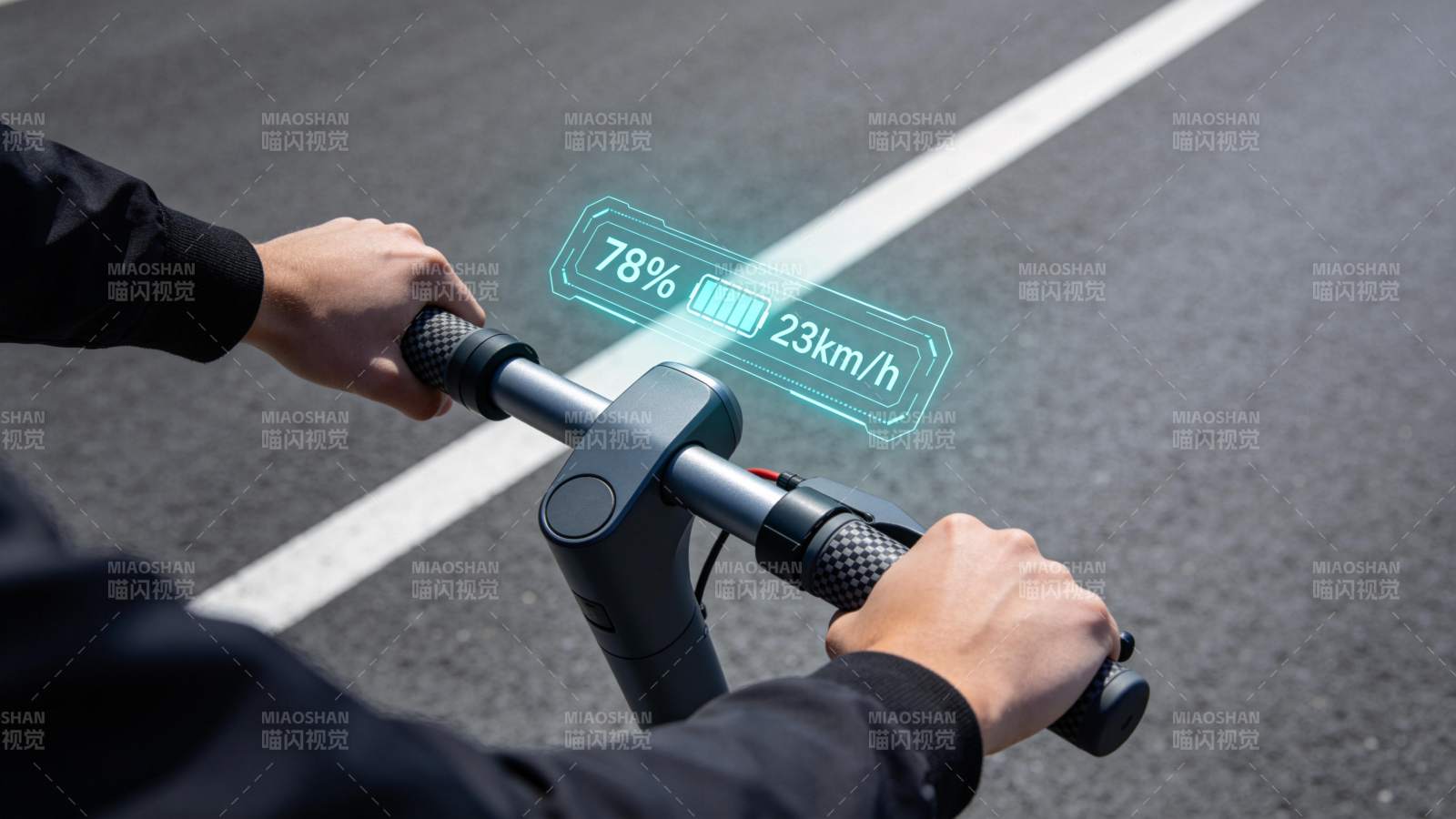 电动滑板车把手与悬浮显示界面特写图片