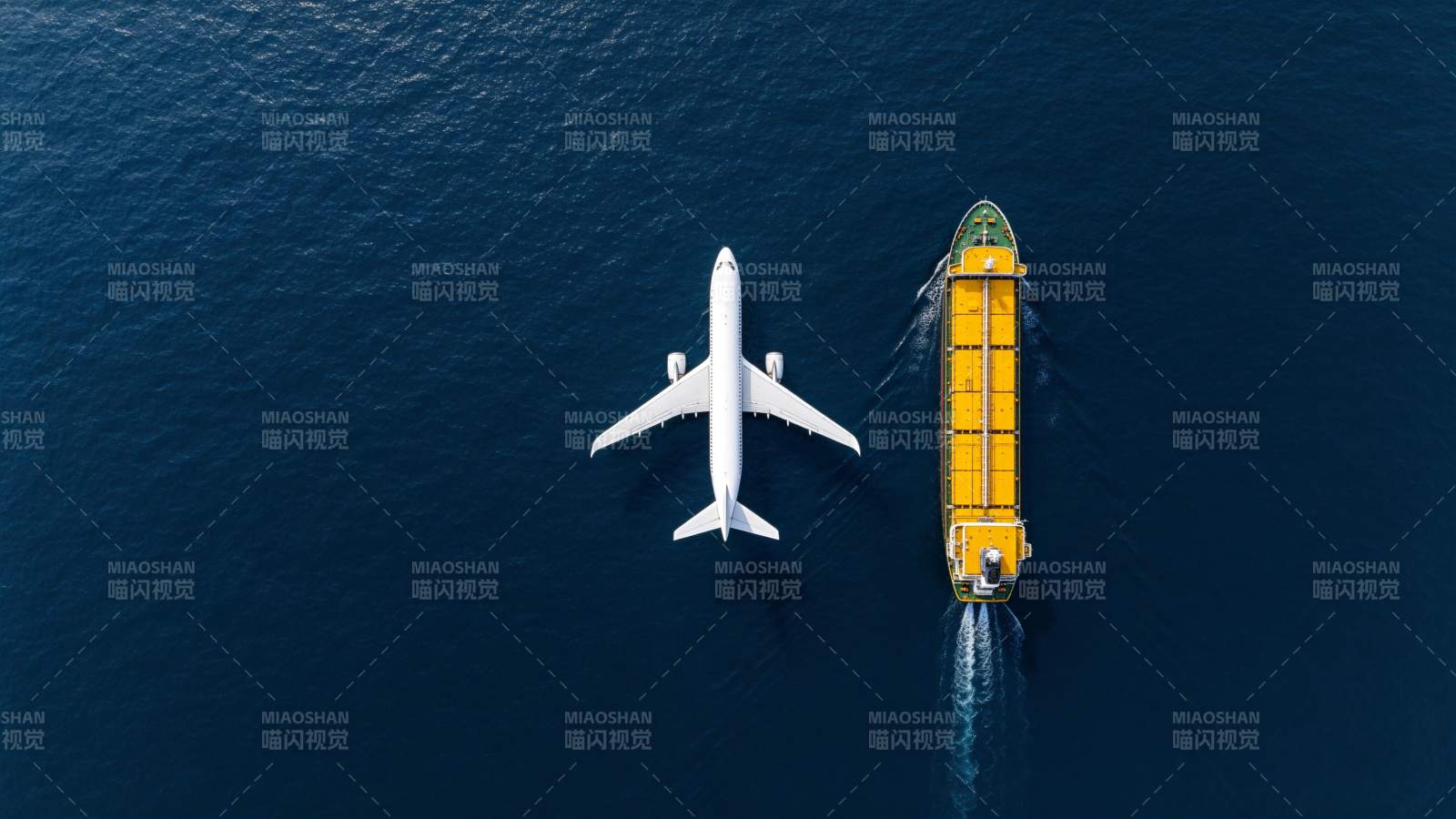 高空俯瞰飞机与货轮并行航行于深蓝海面图片